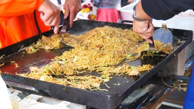 Yakisoba at a food stall