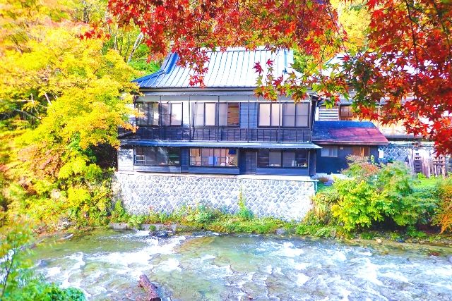 群馬・水上 宝川温泉 秋の紅葉 温泉宿