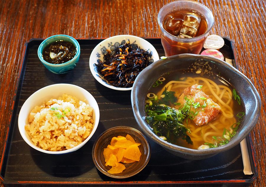 宫古荞麦面和多汁荞麦面套餐 冲绳米饭