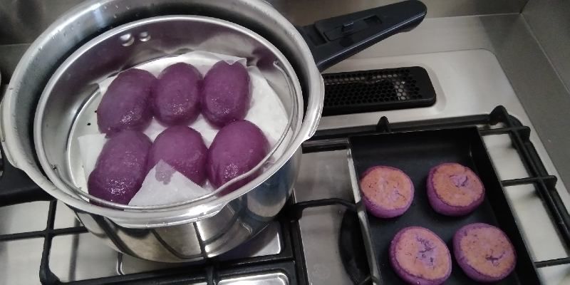 Making and heating red potato rice cake