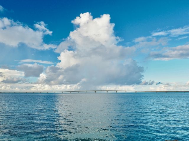 伊良部大橋の上に湧いた雨雲