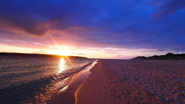 พระอาทิตย์ตกที่ชายหาด Okinawa Miyakojima Yonaha Maehama