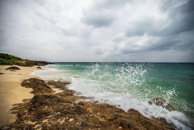 沖縄県の宮古島・長間浜の風景