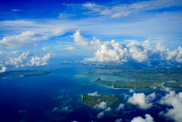 飛行機から眺める宮古島とエメラルドの海