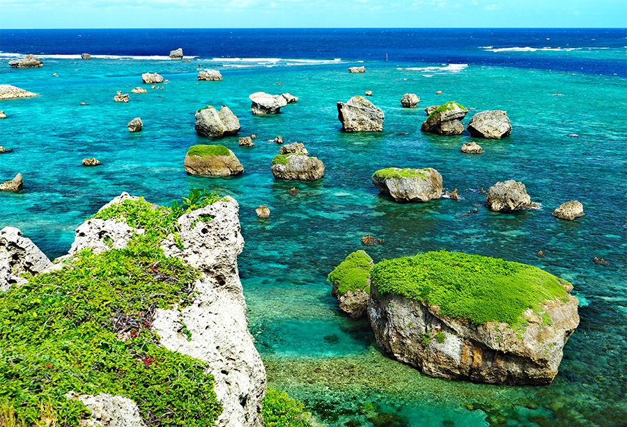 Miyakojima sightseeing recommended spots and secret spots guide Higashi-Hennazaki 100 best urban parks in Japan Tsunami Rocks Several huge rocks on the coral reef One of the most scenic spots in Miyakojima A photo spot that looks great on social media