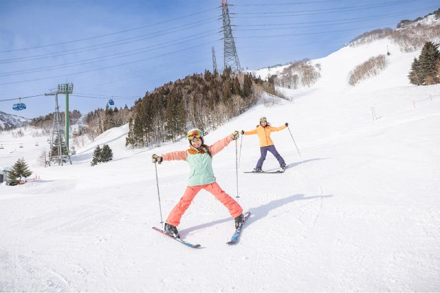 人們在新潟苗場滑雪場享受滑雪的樂趣