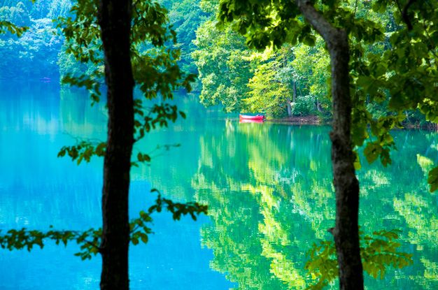 Nagano Omachi City Lake Aoki Nishina Sanko Canoes ลอยอยู่บนผิวน้ำของทะเลสาบสีฟ้าใส