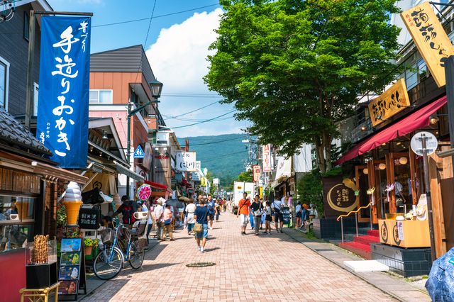 ถนนช้อปปิ้ง Nagano Karuizawa Kyu-Karuizawa Ginza-dori ผู้คนเพลิดเพลินกับการรับประทานอาหารและเดินเล่น