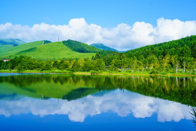 Nagano Lake Shirakaba ริมทะเลสาบที่สวยงามล้อมรอบด้วยภูเขา Tateshina และภูเขา Kirigamine