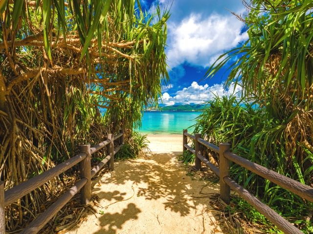 沖縄・名護市　おすすめビーチ　白い砂浜　青いビーチ