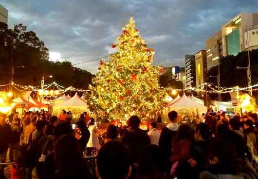 Nagoya Christmas Market 2023 Aichi Event Classic giant fir Christmas tree Symbol of Nagoya Christmas Market Illuminations Bustling people
