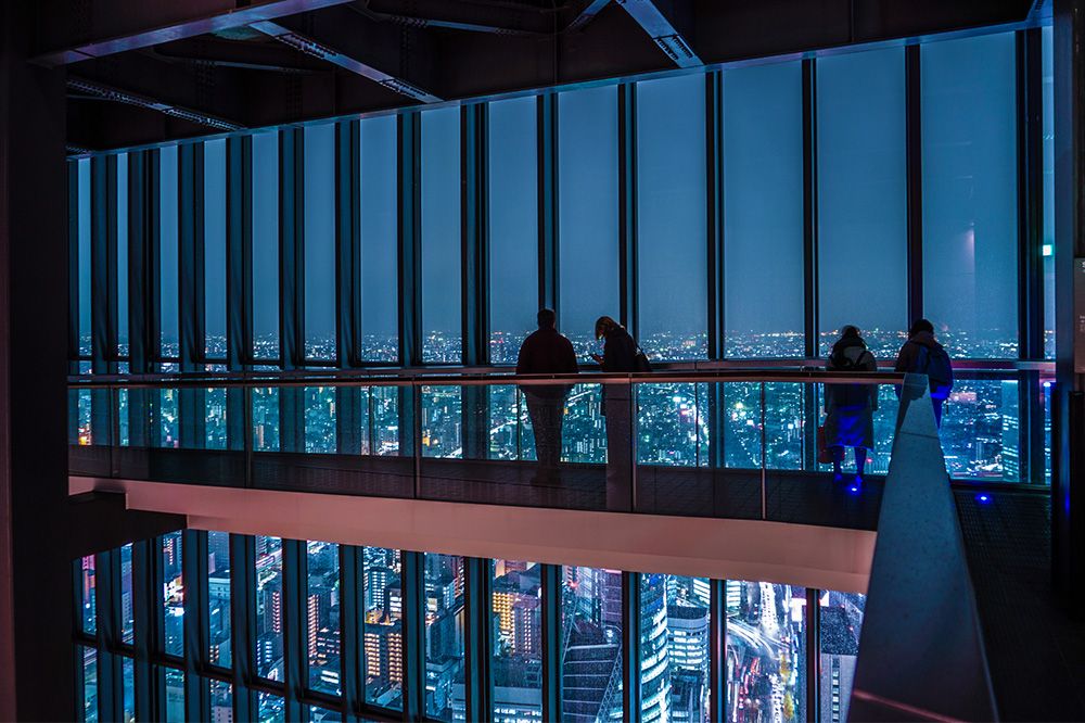 名古屋　スカイプロムナード　ミッドランドスクエア　夜景を眺めるカップル