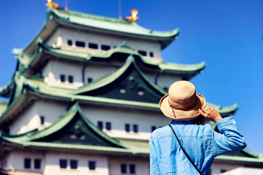 愛知　名古屋観光モデルコース　観光スポット　名古屋城を眺める女性