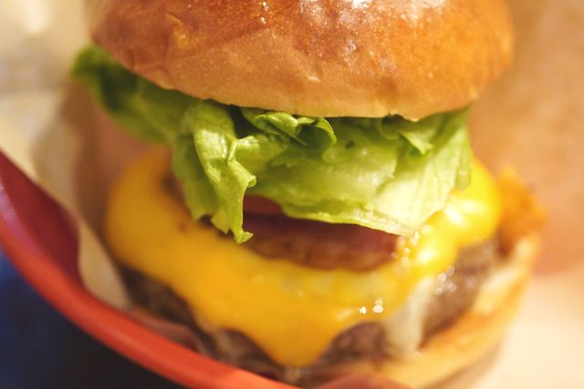 沖縄・那覇　おすすめハンバーガー　「アメリカ食堂　サンズ・ダイナー」　チーズバーガー