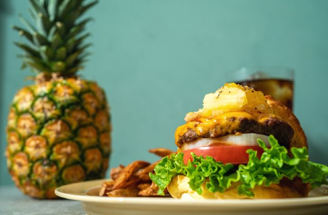 沖縄・那覇　「LITOR」　パイナップルバーガー