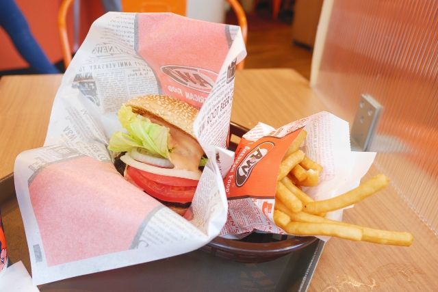 沖縄・那覇空港　おすすめハンバーガー　ファーストフード　「A＆W」