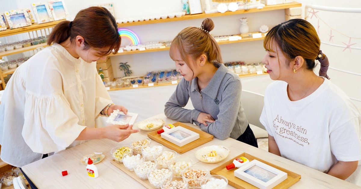沖繩本島 那霸 手工體驗工坊 手工製作 廉價排名 女性享受製作貝殼相框 少女之旅 貝殼 海星 卡諾亞 國際通店