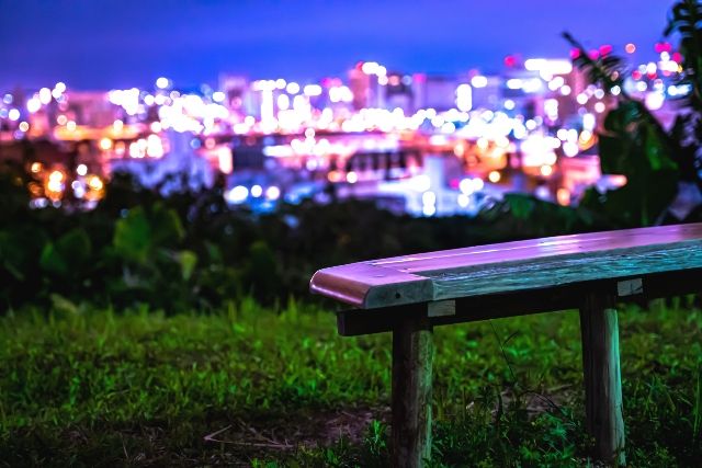 沖縄・那覇　おすすめ夜景スポット　「がじゃんびら公園」　夜のベンチ