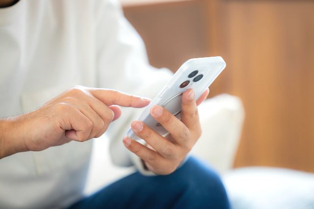スマホで調べる男性