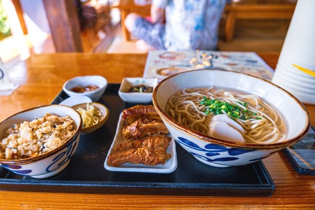 沖縄・那覇　沖縄そば　ソーキそば　三枚肉そば