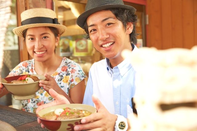 沖縄・那覇　ソーキそばを楽しむカップル