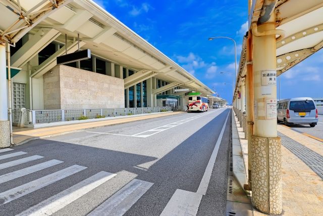 沖縄県にある那覇空港の車寄せ