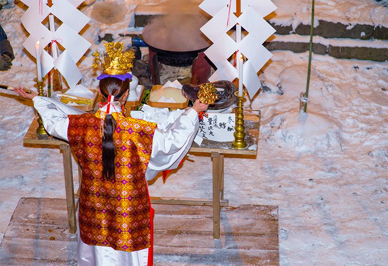 เทศกาลนามาฮาเกะ เซิบัตสึ ศาลเจ้ามายามะ เมืองอาคิตะ โอกะ เทศกาลคิตาอุระ ชินคามะ การเต้นรำแบบยูโนะ พิธีทำน้ำร้อนคางุระ ทางเข้าพลาซ่า
