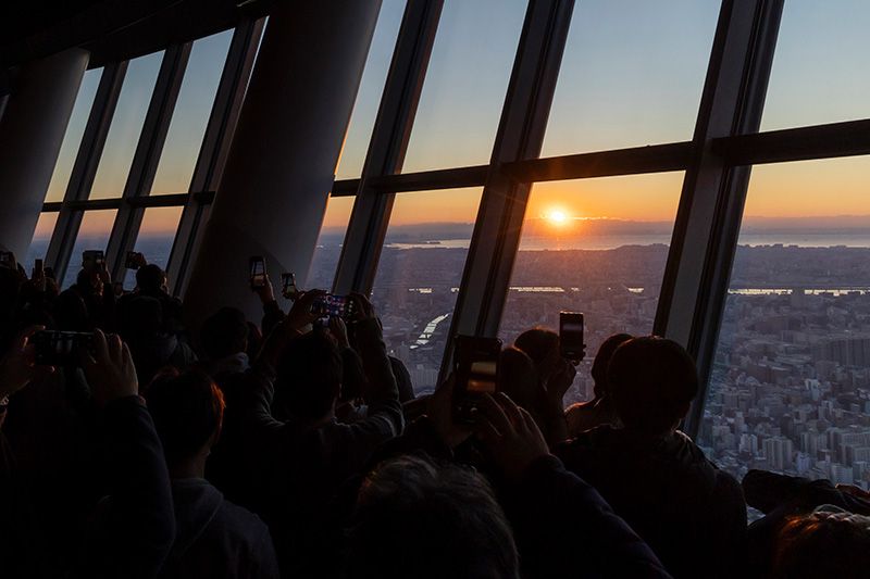 新年活動 東京 東京 2024 東京晴空塔® 在新年的第一個日出時特別開放 元旦 天望走廊 天望甲板 特別開放 容量約 1,000 人 被第一縷日出照亮的東京