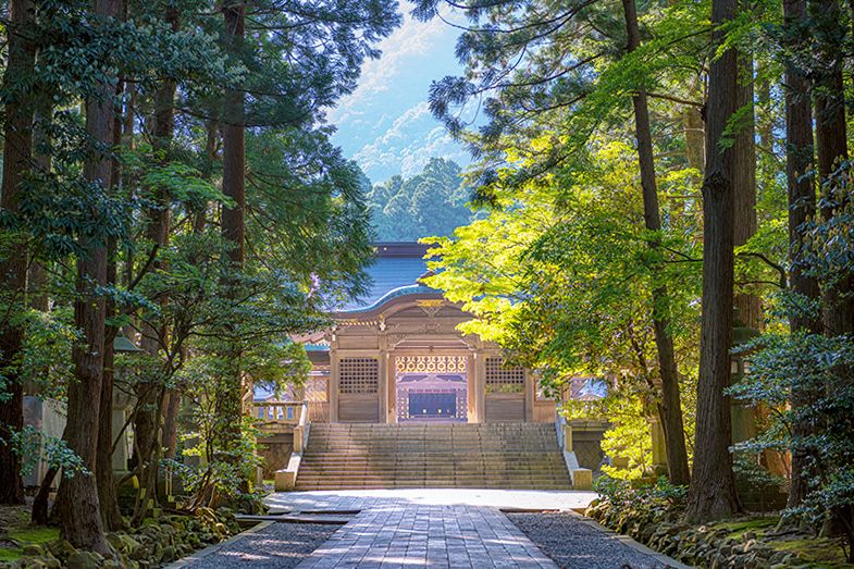 Niigata sightseeing model course 1 night 2 days Recommended spots for first-time visitors Sightseeing spots Yahiko Shrine Yahiko One of Niigata's most famous power spots Echigo's famous mountain Yahiko Oyahikosama Founded over 2,400 years ago Precincts Mystical atmosphere Emperor Jinmu Kayama Mikoto