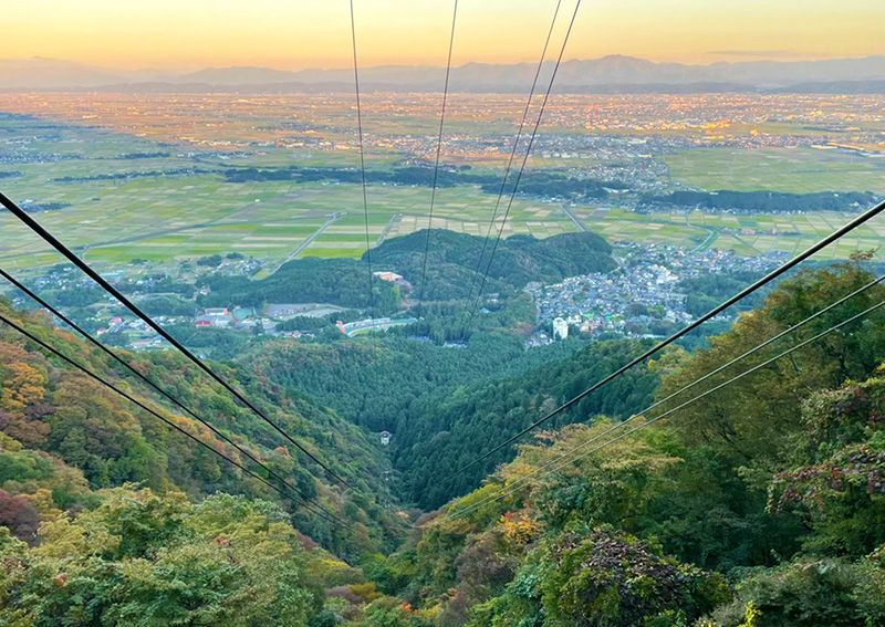 Niigata sightseeing model course 1 night 2 days Recommended spots for first-time visitors Sightseeing spots Yahiko Ropeway Mt. Yahiko Altitude 634m Dusk Sunset Echigo Plain and surrounding mountains Aerial walk