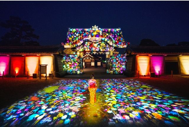 เที่ยวชมเมืองเกียวโต การชมทิวทัศน์ยามค่ำคืน ประดับไฟดอกไม้เปลือย ดอกไม้เปลือย มรดกโลกในฤดูใบไม้ร่วงปี 2023 ปราสาทนิโจ บริษัทสร้างสรรค์ ศิลปะดิจิทัล ปราสาทที่มีชื่อเสียง 100 แห่งของญี่ปุ่น ปราสาทโทคุกาวะ อิเอยาสุ สมบัติประจำชาติและทรัพย์สินทางวัฒนธรรมที่สำคัญมากมายได้รับการอนุรักษ์ไว้เช่นกัน จุดชมวิวที่มีมากมายให้ชมทรัพย์สินทางวัฒนธรรมที่สำคัญ การทำแผนที่การฉายภาพประตูคารามอน เสียงแห่งการรอคอยยามค่ำคืน
