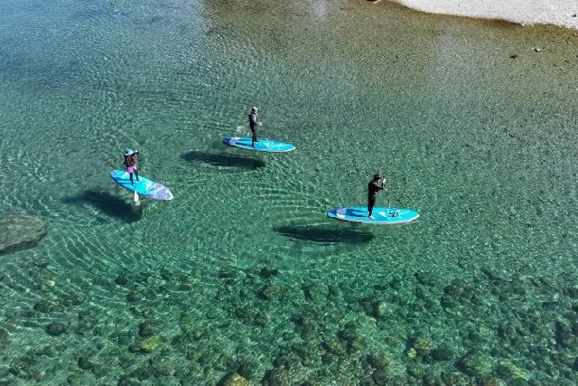 高知県の事業者「仁淀川アウトドアセンター」が実施する仁淀川でのSUP（サップ）ツアーの様子