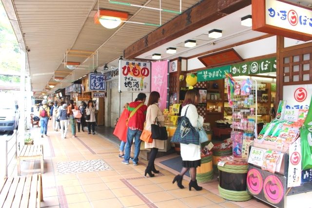 ร้านขายของที่ระลึกรอบๆ สถานี Hakone Yumoto