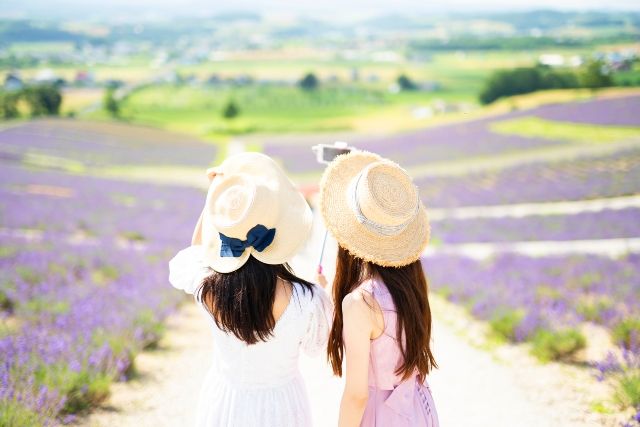 一秩女士正在享受北海道的夏天季旅行