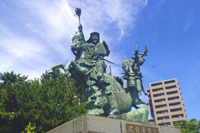 位於小田原站西口廣場旋轉台的北條層雲子雕像