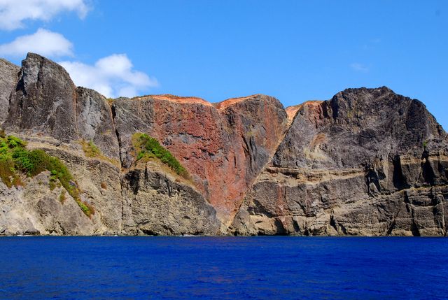 ภาพถ่ายของหินจิฮิโระ (หรือที่เรียกว่าหินรูปหัวใจ) บนหน้าผาทางชายฝั่งทางตอนใต้ของเกาะชิชิจิมะ เมืองโอกาซาวาระ