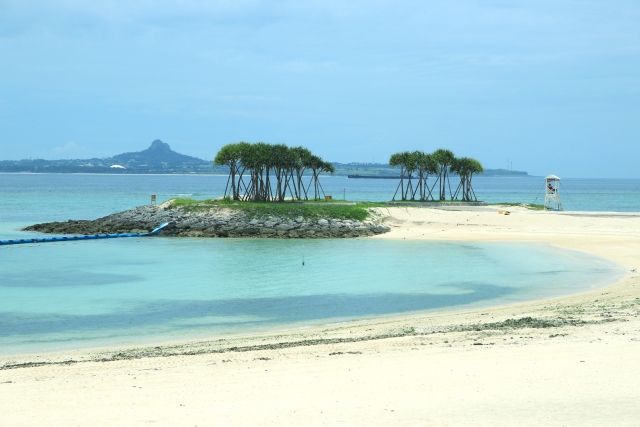 沖縄県にある海洋博公園のエメラルドビーチ