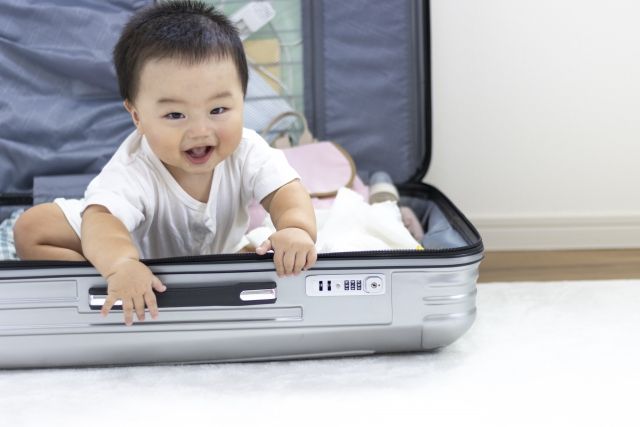 スーツケースに入っている赤ちゃん