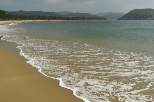 沖縄県のトゥドゥマリの浜（月ヶ浜）