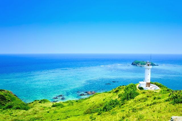 沖縄・石垣島 絶景 平久保崎 白い灯台とエメラルドグリーンの海