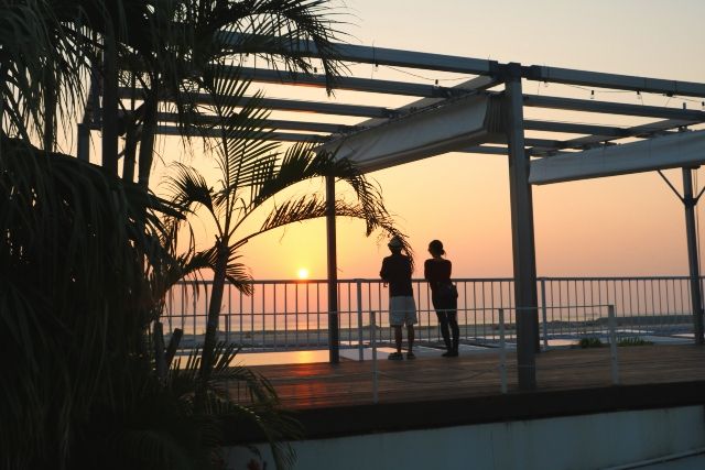 沖繩 Umikaji Terrace 情侶看日落