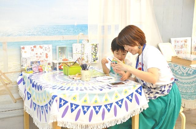 家長和孩子在沖繩」手工體驗工坊Tiander」享受水獅繪畫體驗