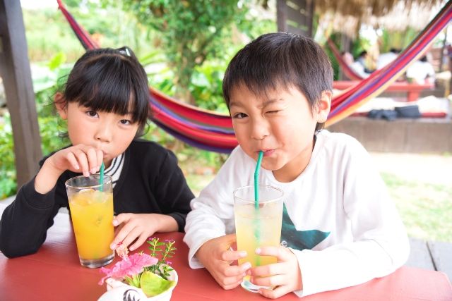 沖縄旅行　楽しむ子どもたち