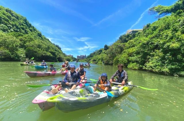 沖繩“希薩河皮划艇」家庭享受紅樹林皮划艇之旅