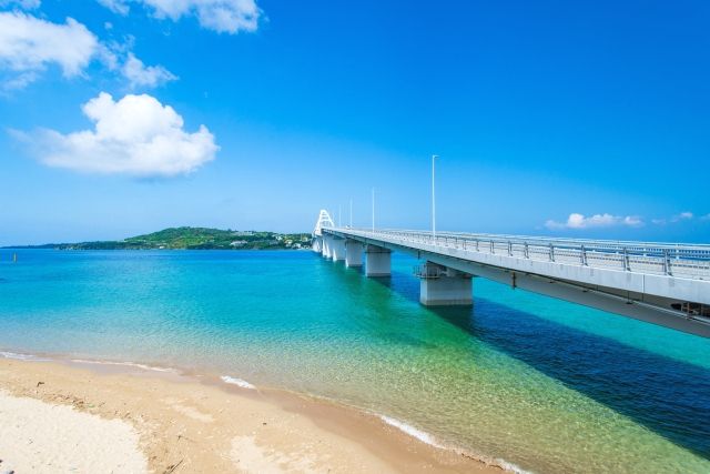 沖縄・瀬底島の瀬底大橋