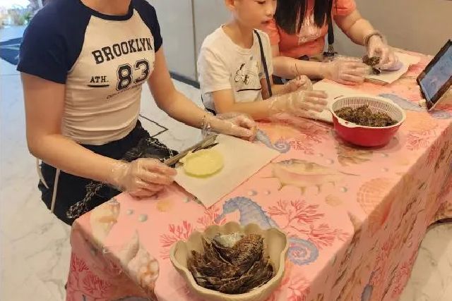 오키나와의 사업자 「AngelDestiny」가 실시하는 진주 꺼내 체험의 모습