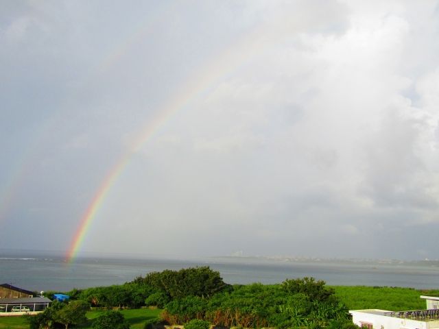 沖縄・雨上がりの空に架かる虹