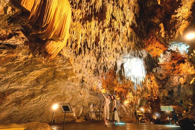 오키나와 「CAVE OKINAWA」 종유동·동굴에서 케이빙(동굴 탐험) 체험의 모습