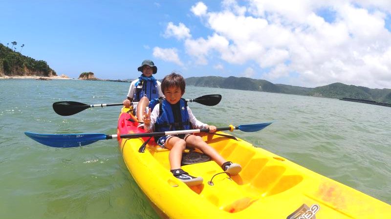 얀바루 안내인 Tida-Smile의 오키나와 얀바루 바다 카약 투어를 즐기는 부모와 자식