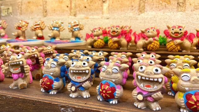 沖縄　国際通り　お土産ショップ　シーサー　置物